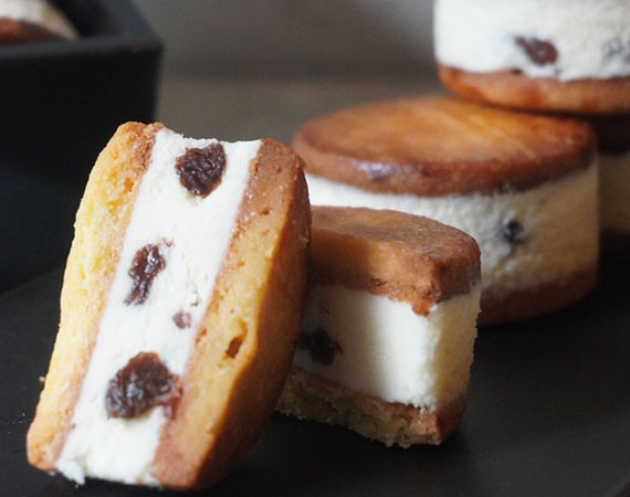 芳醇ラムレーズンバターサンド（冷凍）