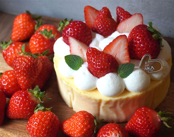 丸ホールケーキに季節のフルーツデコレーション